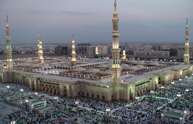 Al Moultazimoun livre un colis à la mosquée du Prophète! صلى الله عليه وسلم